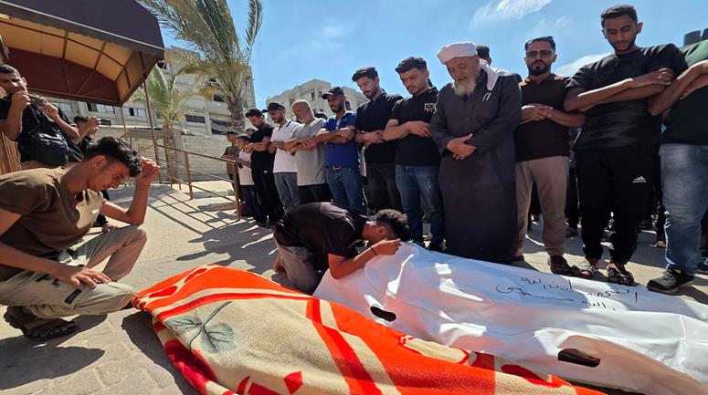 وداع وتشييع جثماني شاب وشقيقته الطفلة في مجمع ناصر الطبي بمدينة خان يونس جنوب قطاع غزة، ارتقيا جراء غارة إسرائيلية استهدفت خيمتهما في منطقة المواصي